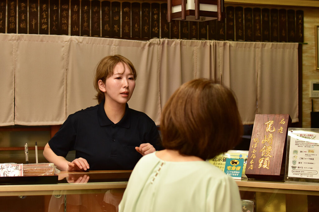 お客さんと話す間瀬さん