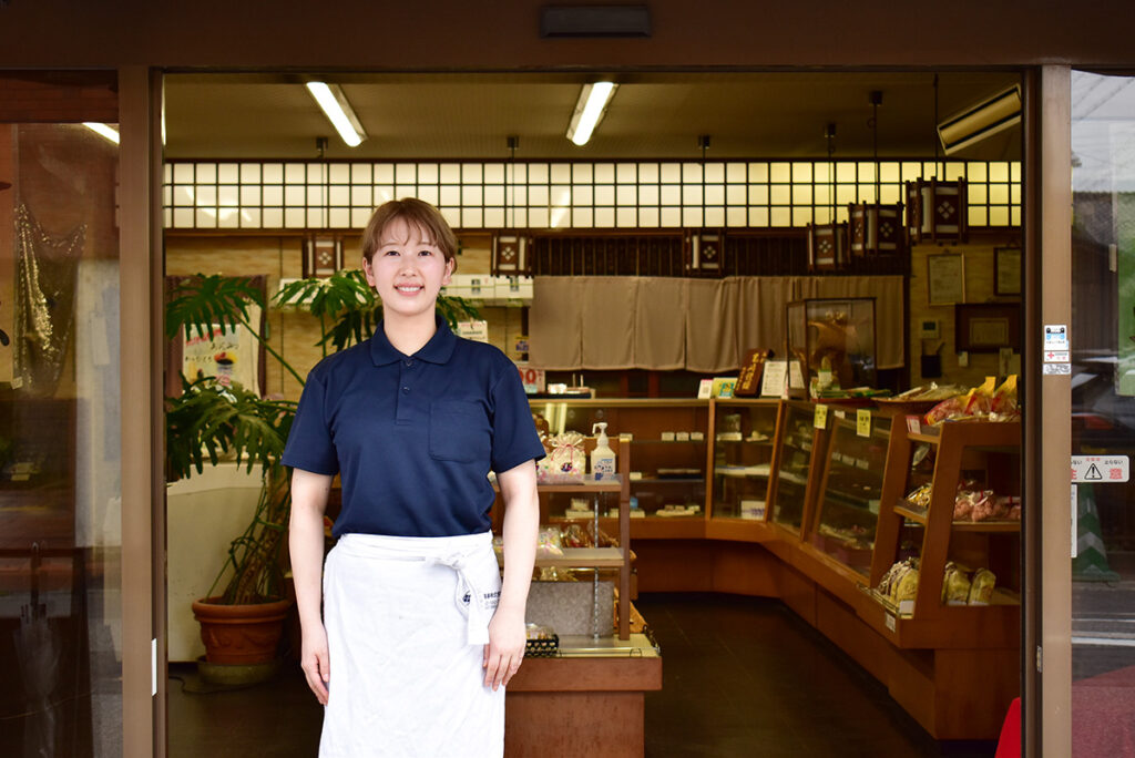 店先に立つ間瀬さん