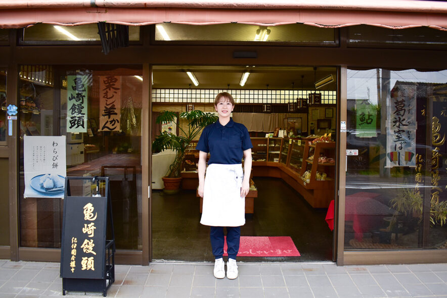 店の前に立つ間瀬さん
