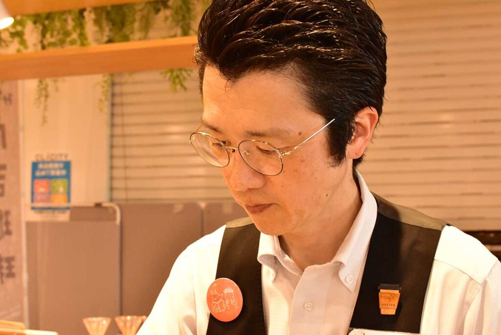 コーヒーを淹れる竹内さん