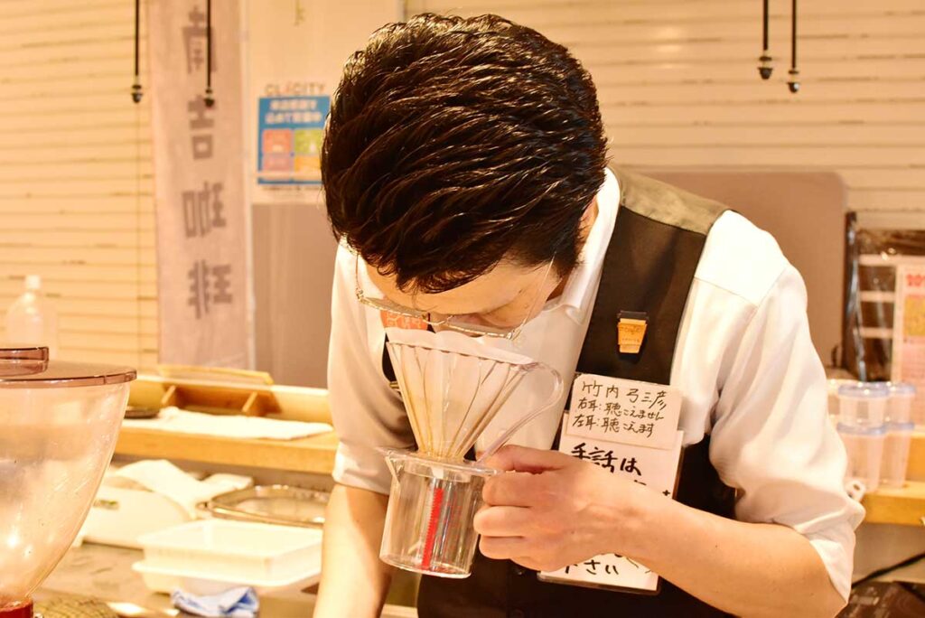 コーヒーの香りを確認する竹内さん