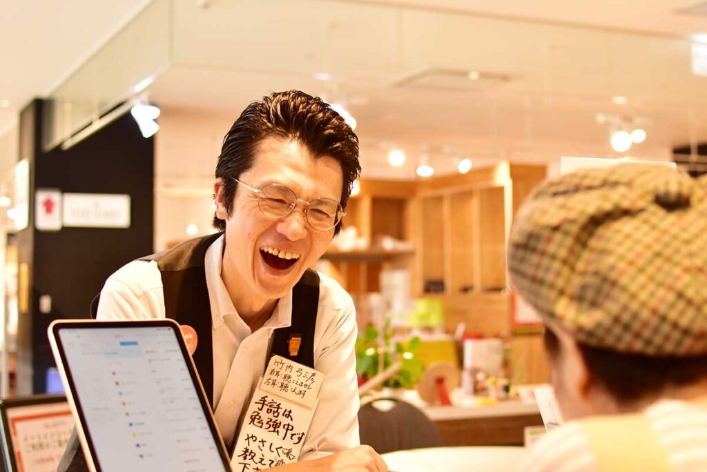スタッフと話す竹内さん