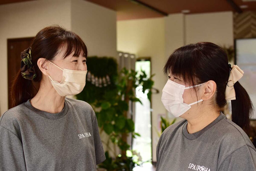 笑顔で話すスタッフ